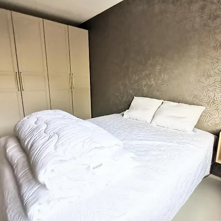 Point Apartment *